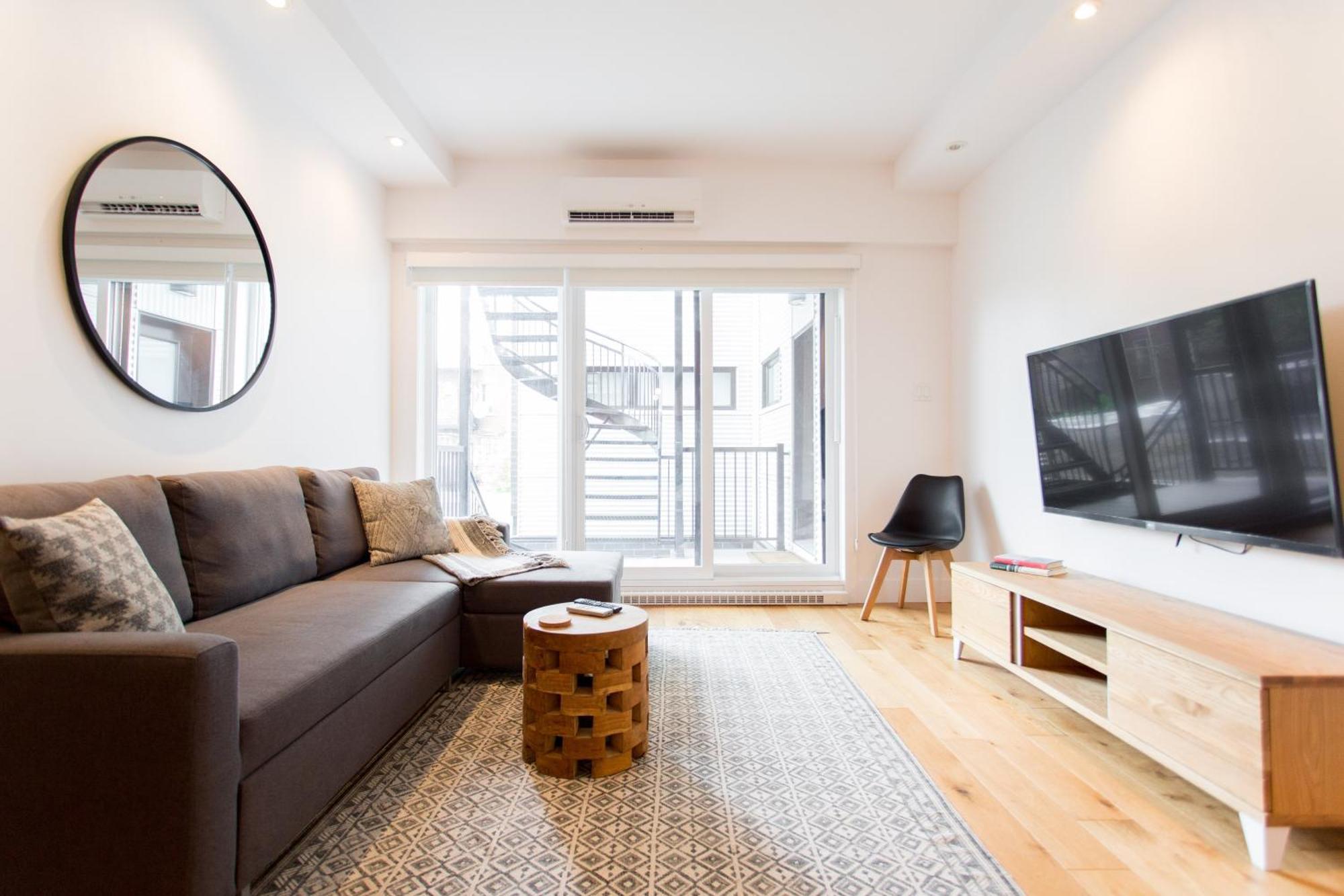 Hip, Stylish Apartment In Little Italy By Den Stays A Монреаль Номер фото